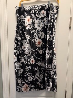 Hot Kiss Black Floral Midi Skirt with White and Peach Flowers